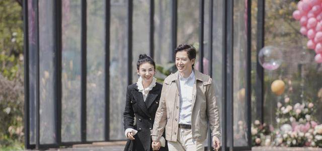 黄奕|黄奕崔伟甜蜜牵手，身穿黑色西装裙配丸子头，哪像43岁辣妈