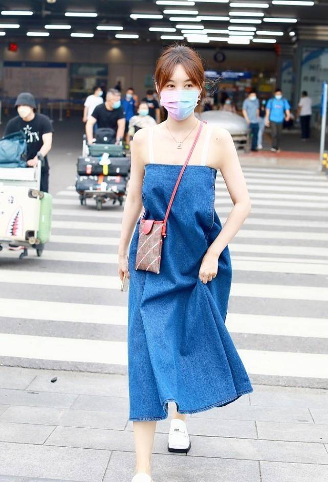 颜色|李菲儿还挺放得开,穿小裙子肩带若隐若现,“肉感身材”还挺可爱