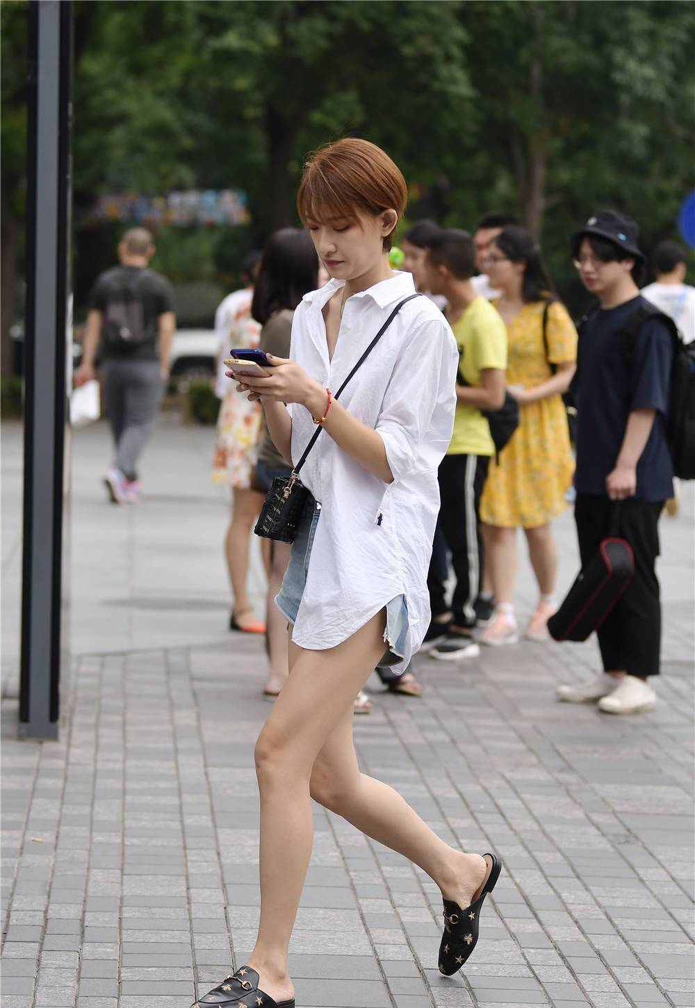 设计|牛仔短裤搭配T恤，穿出休闲风格，骨感身材的美女穿搭也很简约