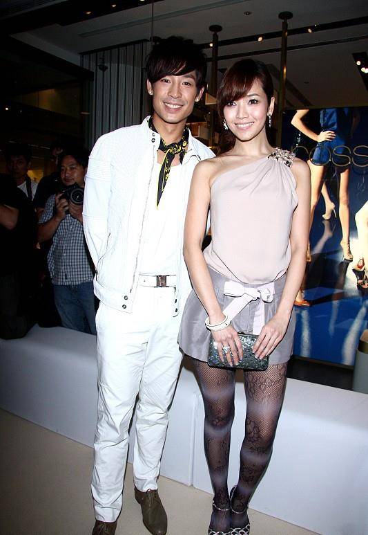 和林|侯佩岑的气质还是那么的美,就算和林心如同框,气质也很美