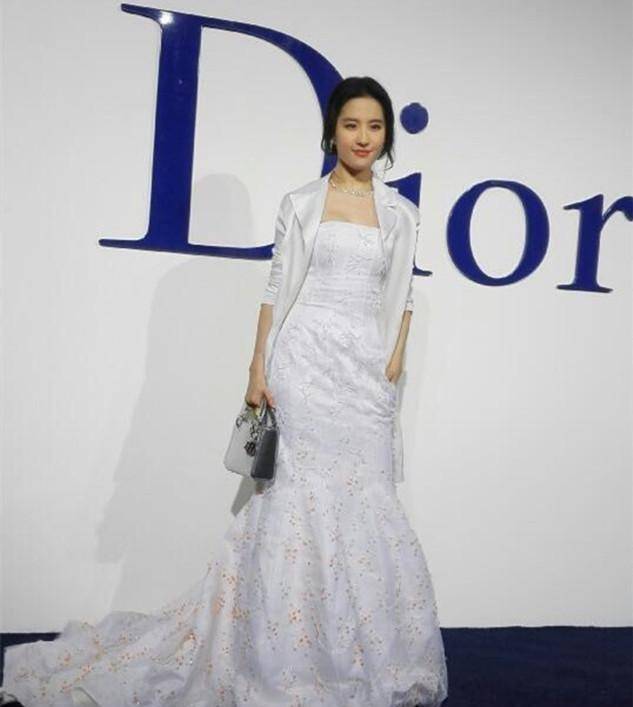 身材|刘亦菲身材微胖更有魅力，穿白色长裙配西装外套，不愧是神仙姐姐