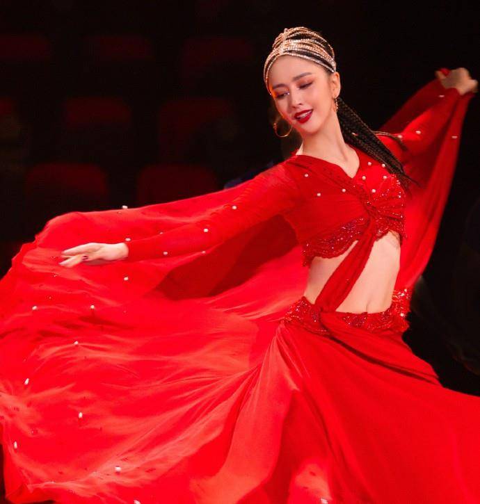 身材|佟丽娅在《舞蹈生》太敢穿，穿露脐装跳开场舞腰真细，配红裙惊艳