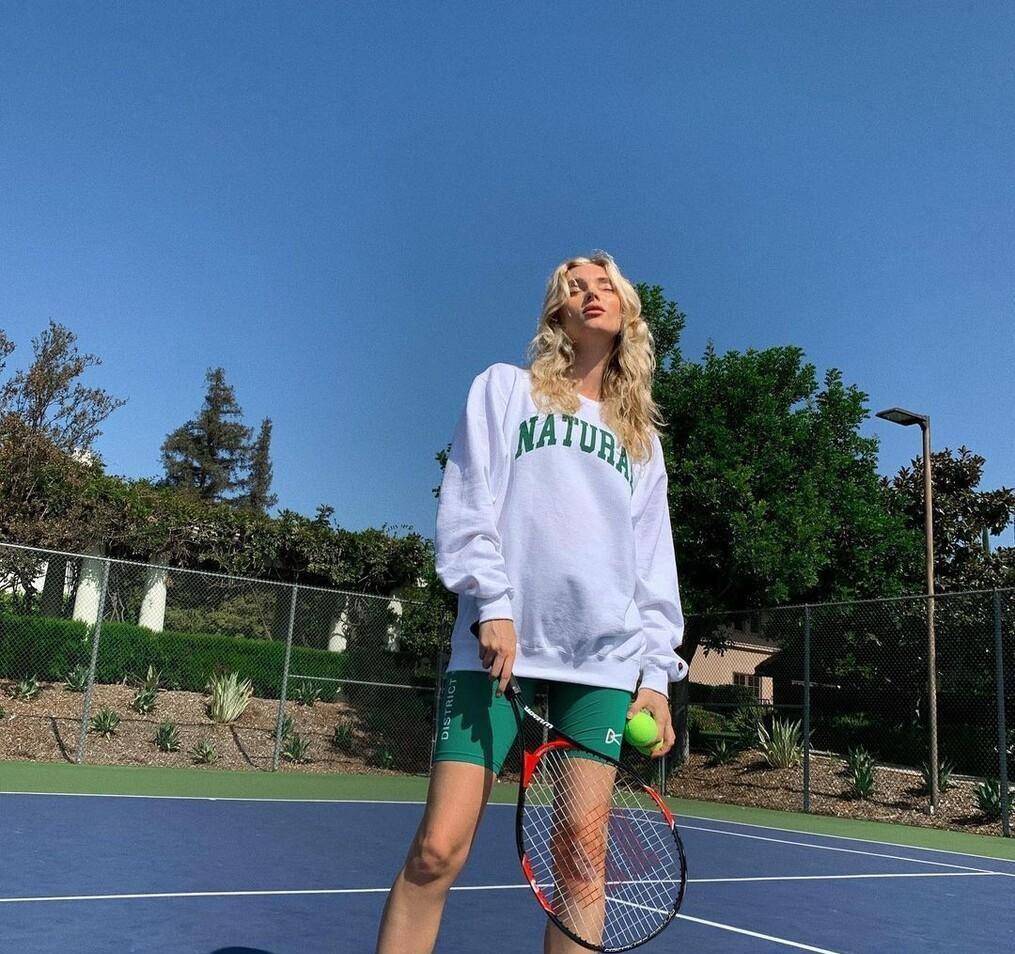 进行|入秋了,衣柜里的卫衣拿出来穿吧,加上短裤更时髦,秀出大长腿