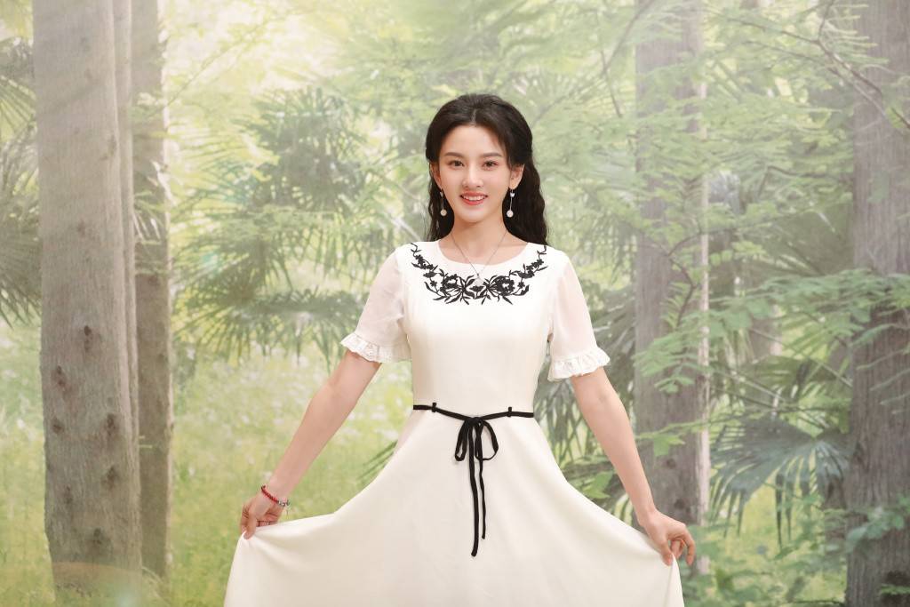 大小姐|宋祖儿：白色连衣裙拟大小姐造型，复古甜美范儿，领口绣花很个性