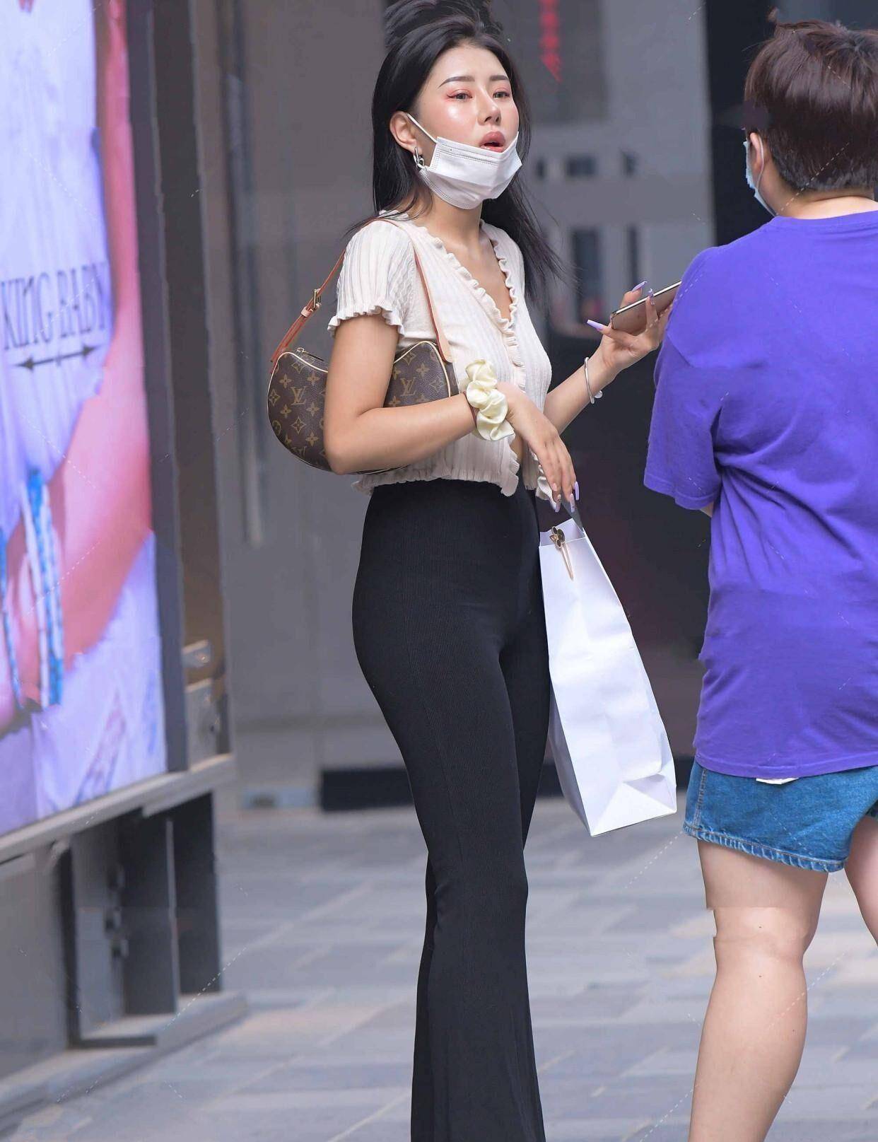 喇叭裤|夏季如何穿“喇叭裤”？安以轩就是厉害，这样搭配时髦显腿长！