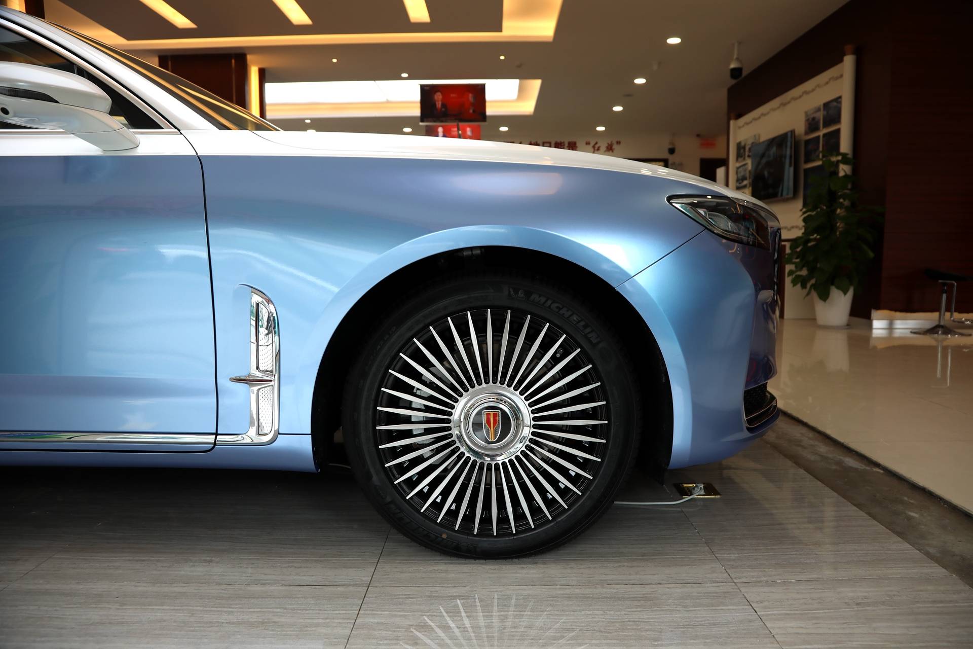 稳重大气到店实拍红旗h9智联旗享版这个配色很少见