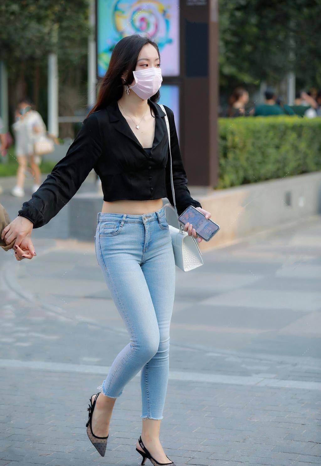 身材|初秋的街头，又刮起了“牛仔风”，时髦又显瘦，让你回味无穷！
