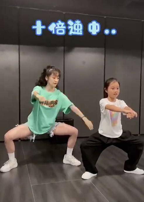 马尾|8岁甜馨真不怕吃苦！扎马步表情挣扎太像贾乃亮，梳高马尾飒气十足