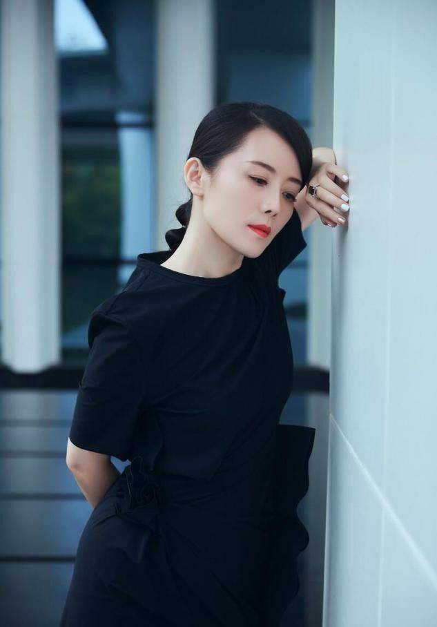 色调|车永莉的身上有知性美，开叉黑裙穿得优雅高贵，美得挺有味道