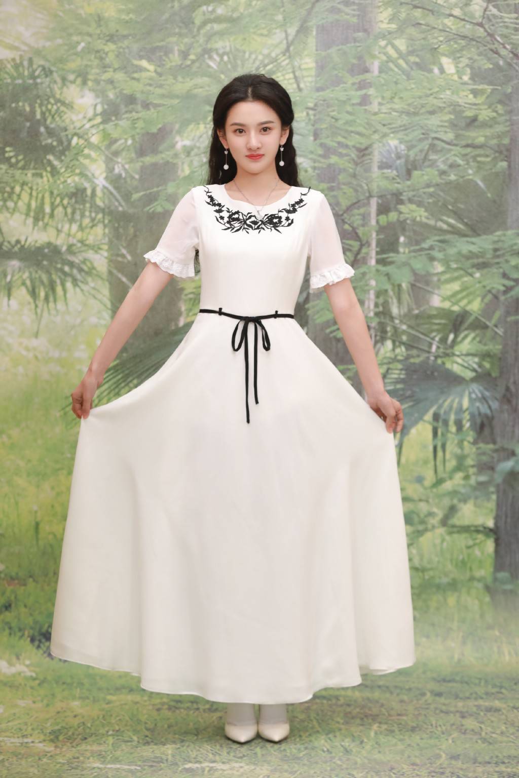 大小姐|宋祖儿：白色连衣裙拟大小姐造型，复古甜美范儿，领口绣花很个性