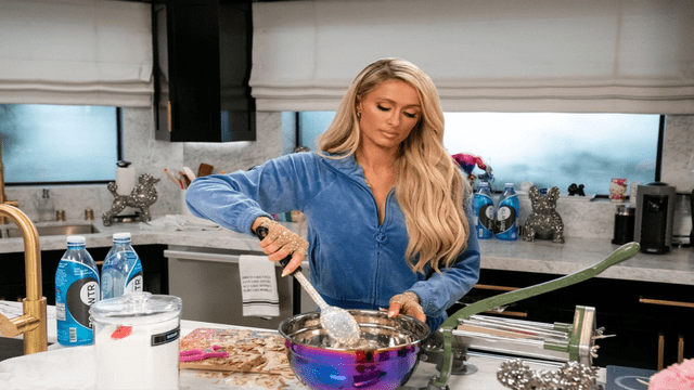 节目组|希尔顿爆笑真人秀，戴钻石口罩买菜，卡戴珊从嘉宾变丫鬟？