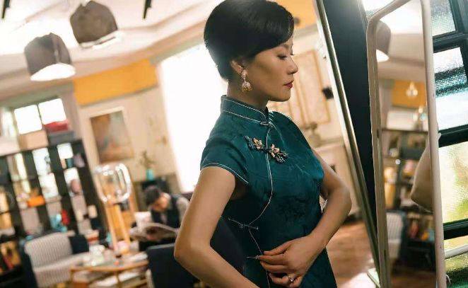 网友|蓝盈莹和“妈妈”拍大片，穿无袖旗袍清新脱俗，焦点却在妈妈身上