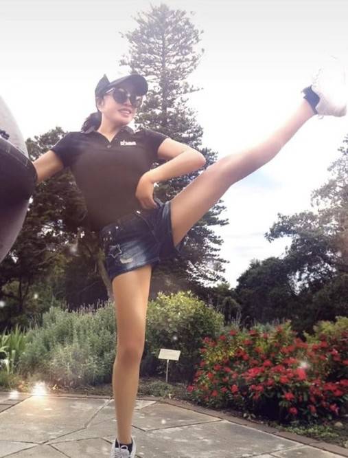 黑色|69岁刘晓庆不服老！挑战空中劈叉险跌倒，还被吐槽大红衣服不合身