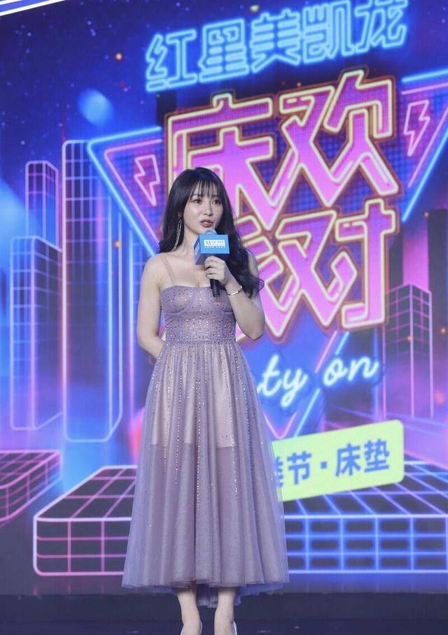 身材|柳岩不愧是“尤物女神”,穿一袭吊带连衣裙妩媚动人,性感精致