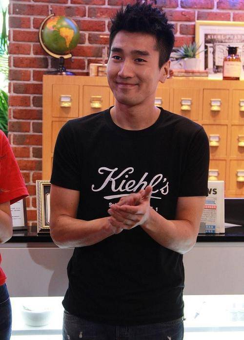 黑色|赵又廷不愧是型男，穿黑色T恤清爽又干净，难怪高圆圆这么爱他