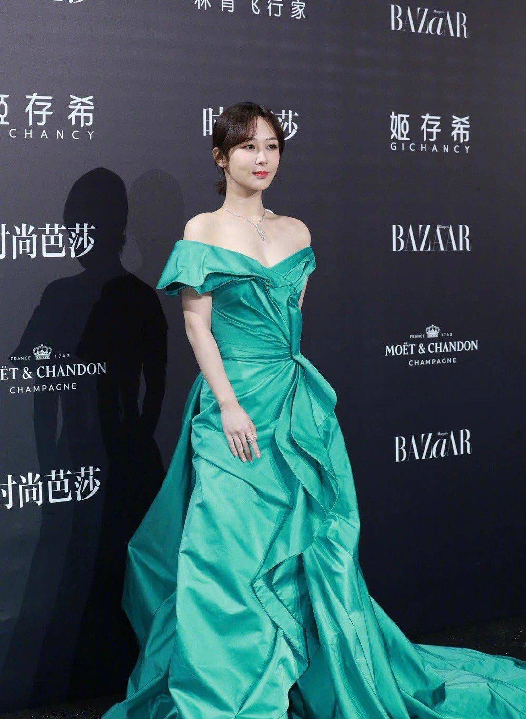 黑色|又是红毯！杨采钰又仙又欲，斐妈吊带撩人，赵丽颖过时裙惊艳全场