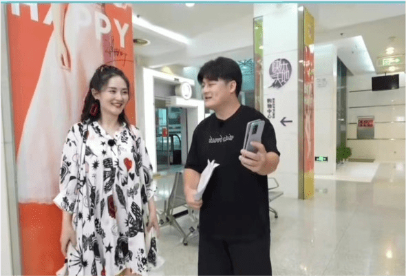 身材|谢娜产后身材难恢复！穿碎花裙显臃肿壮硕大翻车，双胞胎女儿超可爱
