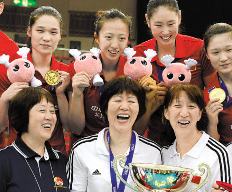 郎平暗示离任,队友张蓉芳被球迷想起,她曾是五大金牌教练之一