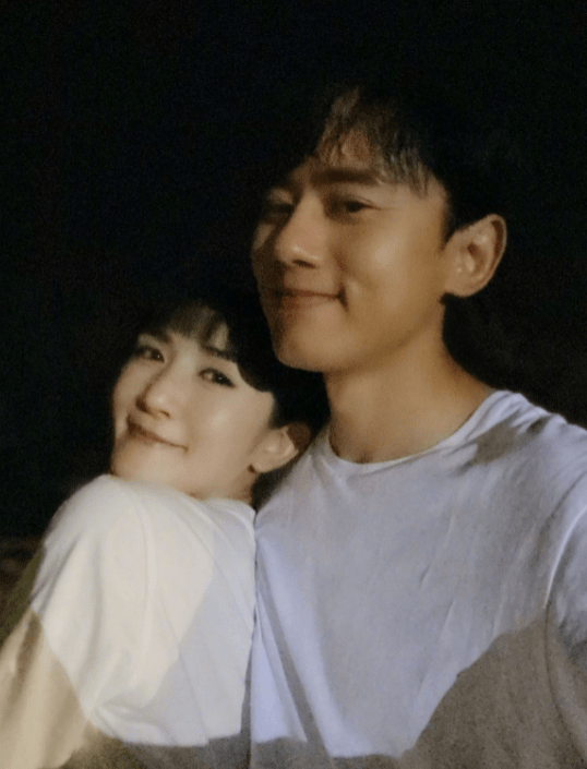 合体|谢娜张杰罕见合体,两人接双胞胎女儿放学,一家四口温馨幸福!