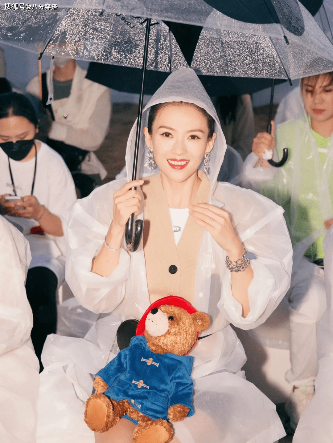黑色|章子怡气质感真好，随便穿件“雨衣”都能美出圈，利落随性又时髦