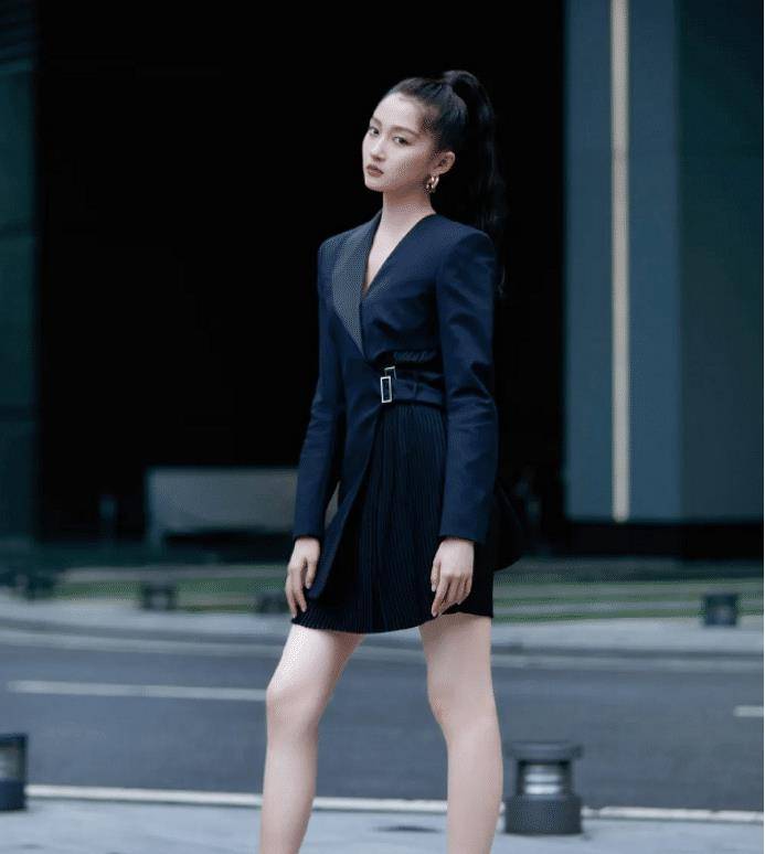 黄奕|黄奕崔伟甜蜜牵手，身穿黑色西装裙配丸子头，哪像43岁辣妈