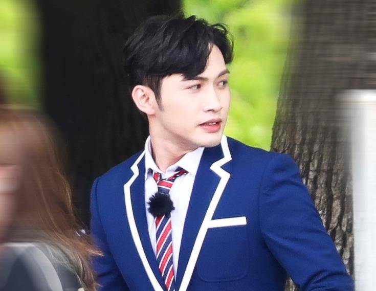 看点|《极限挑战》校服路透,杨超越甜美可爱,张彬彬不演校园剧可惜