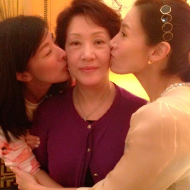 女神|51岁李嘉欣为姐姐庆生！穿蕾丝裙超美艳，站旁边都抢C位姐姐风头