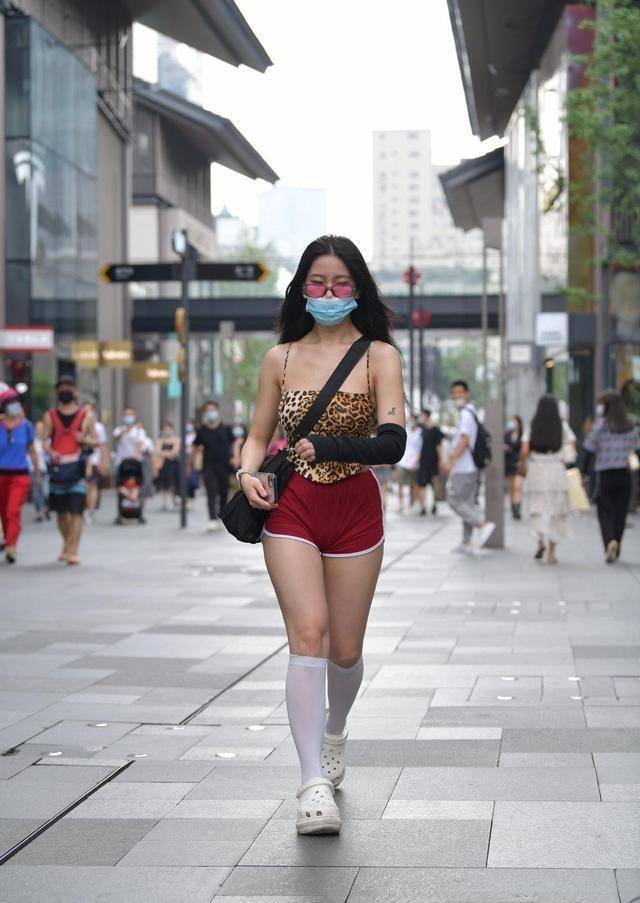 吊带|夏日运动风！粉色吊带背心+修身瑜伽裤，优雅减龄凸显青春活力