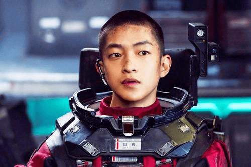 屈楚萧|他被吴京捧红后，却“反咬一口”吴京，如今过这般模样！