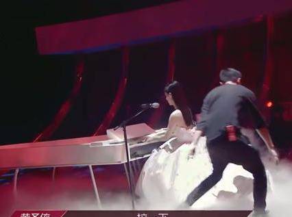 节目组|怼节目组、撕评委，脱鞋坐地上吃香蕉，30个女星去选秀有多豪横？