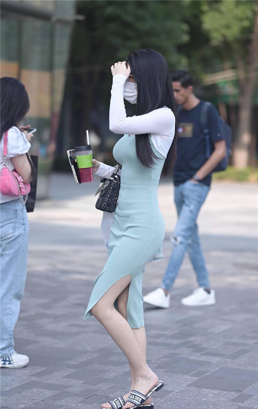 身材|紧身裙，考验时尚姑娘的身材，时尚街区不少人都会搭配