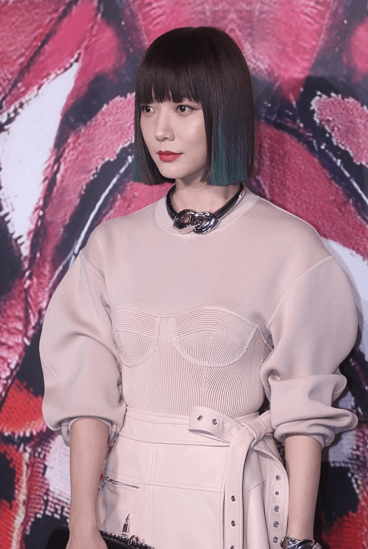 都能|王珞丹这衣服真挺显壮的，可配上修身裙好有韵味，脏粉色真适合她