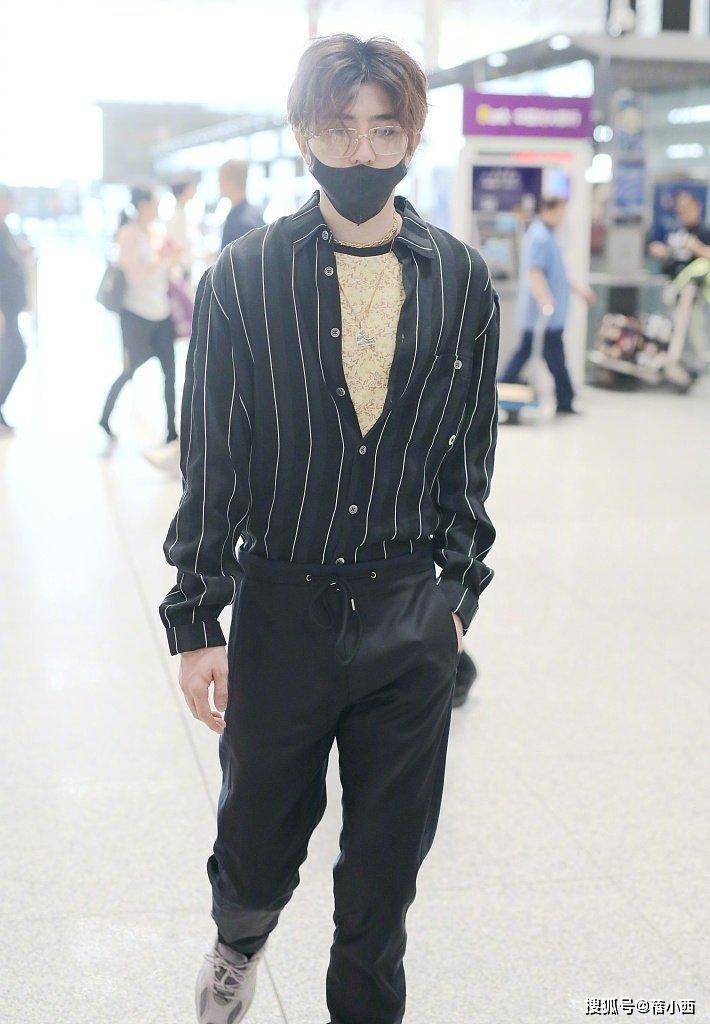 摩卡|佘诗曼换了摩卡波波头,减龄至少20岁,穿条纹衬衫配短裤时髦洋气