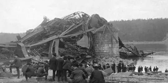 跨河大桥剪彩前坍塌，75人被夺去生命，19000吨钢筋砸向地面