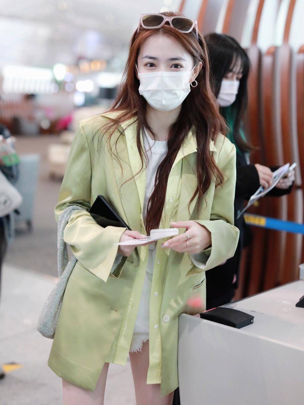 米黄色|徐璐的机场穿搭真亮眼,一件米黄色西服搭配白色短裤,秀出大长腿