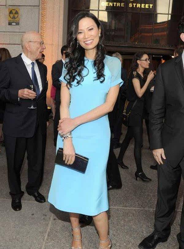 颜色|邓文迪的上流社会朋友真多，穿粉色无袖连衣裙参加派对，气质惊艳