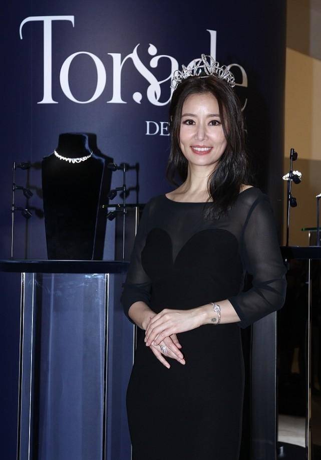 黑色|林心如越来越有当妈的沉稳感,穿黑色薄纱裙有点透,但挺有贵妇感