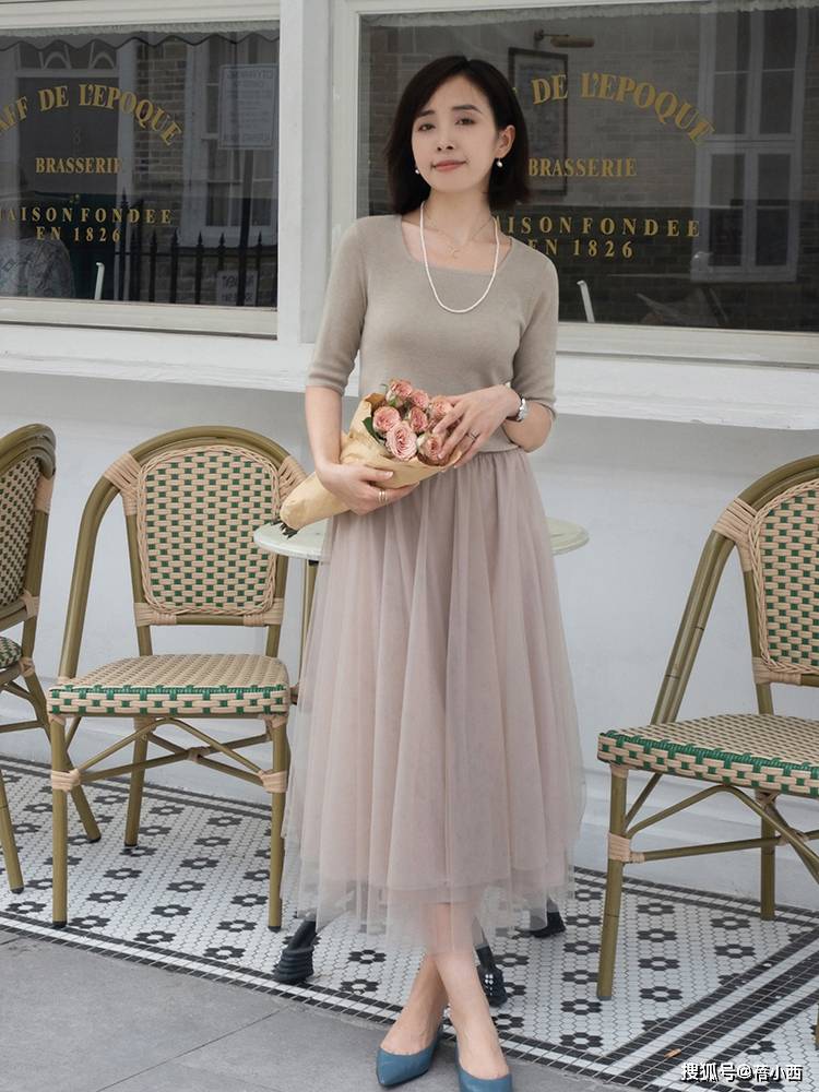 首选|见过世面的女人,入秋第1套穿搭首选“高跟鞋+半身裙”,高级优雅