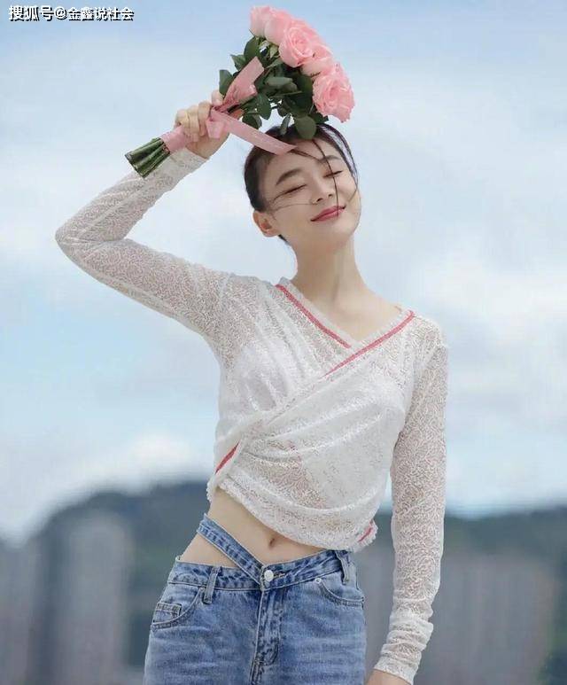 身材|袁姗姗秀身材太刻意，穿“蚊帐衣”又薄又透，白色打底都显了出来