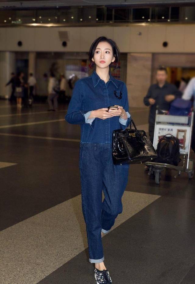 王鸥|王鸥身材好又会穿，身穿牛仔连体裤潇洒简约，少女娇俏太减龄