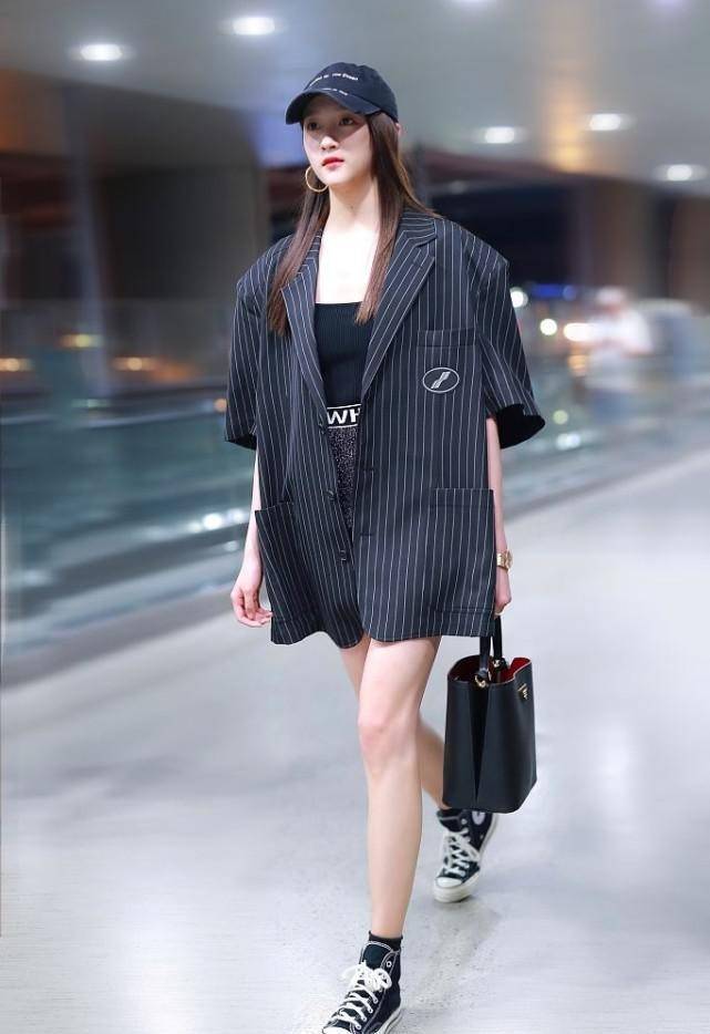 设计|关晓彤的腿穿长裤也盖不住，缎面衬衫穿得成熟，配银流苏挺新潮