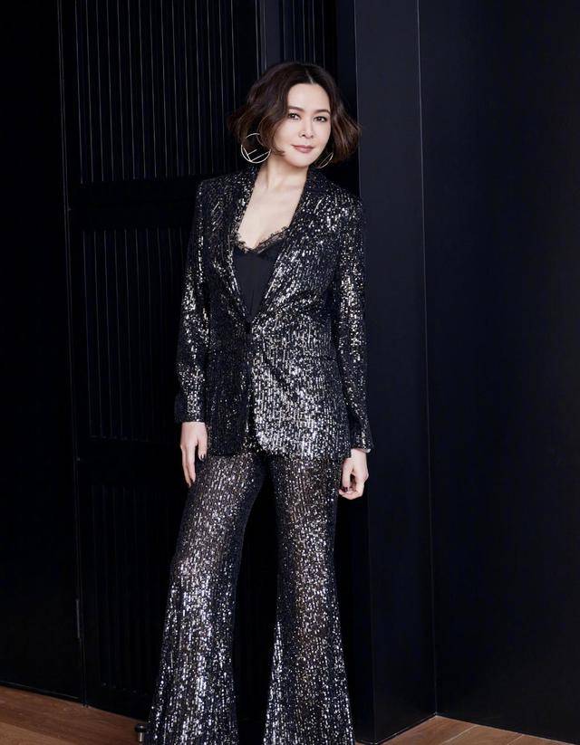 一身|关之琳真的太会穿,一身红色运动套装活力十足,哪有中年人的样子