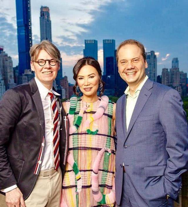 颜色|邓文迪的上流社会朋友真多，穿粉色无袖连衣裙参加派对，气质惊艳
