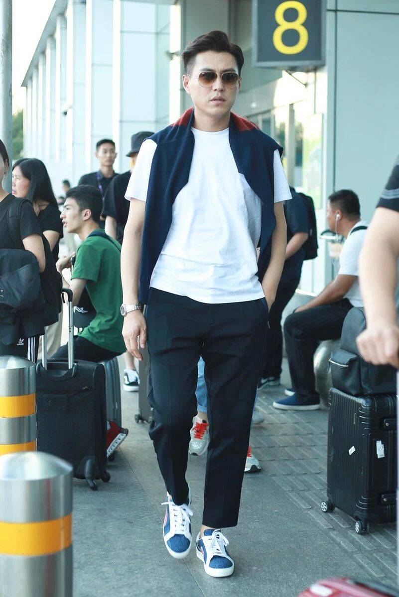魅力|靳东打造经典造型，西装+白T一样很时髦，这样穿尽显型男气质