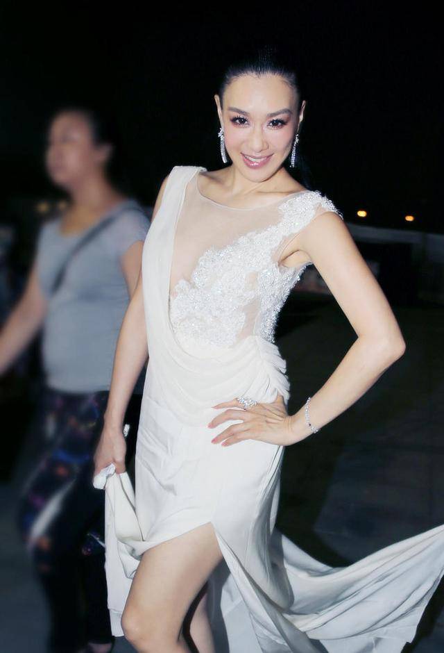 女神|钟丽缇人美又敢穿,一袭白色连衣裙高级精致,时髦利落太有范儿