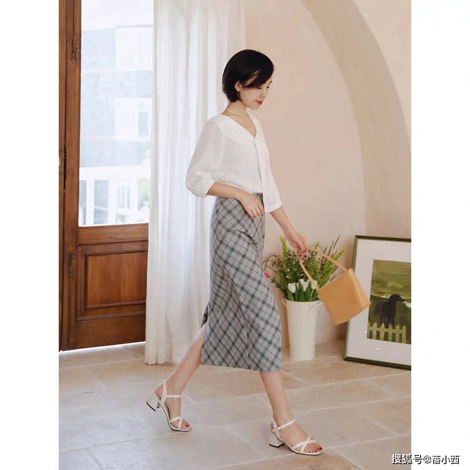 首选|见过世面的女人,入秋第1套穿搭首选“高跟鞋+半身裙”,高级优雅