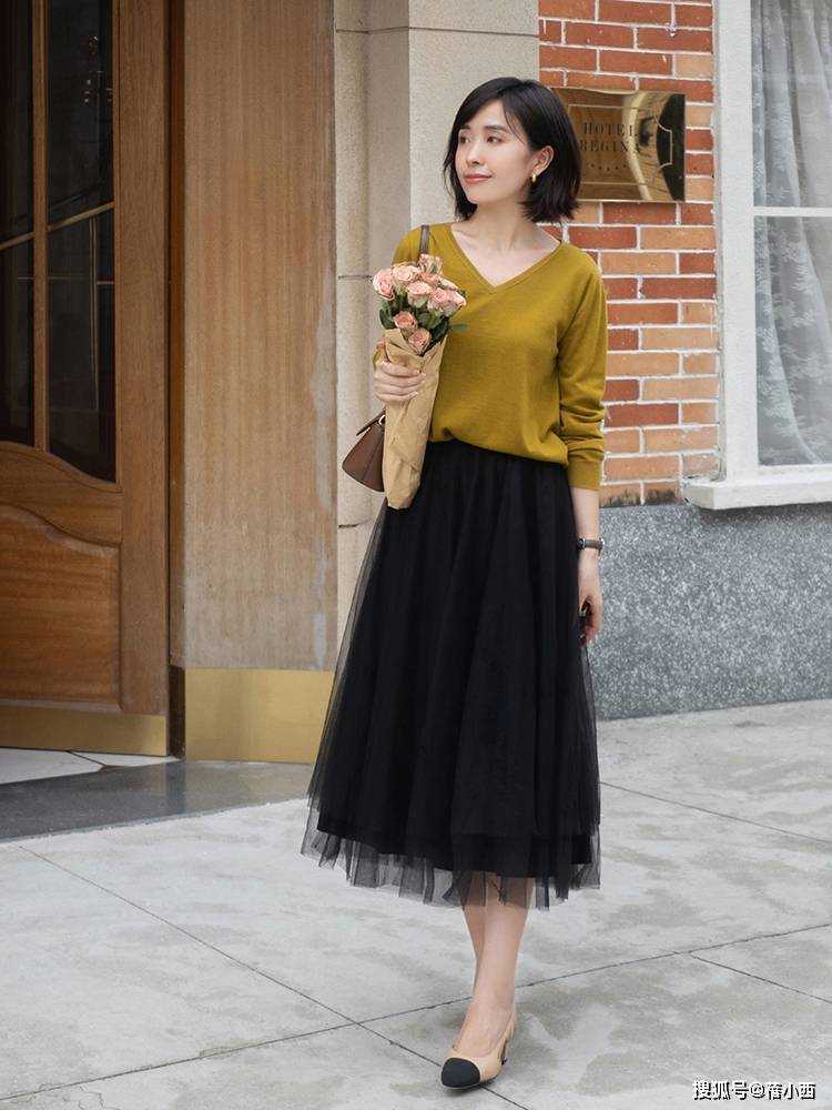 首选|见过世面的女人,入秋第1套穿搭首选“高跟鞋+半身裙”,高级优雅