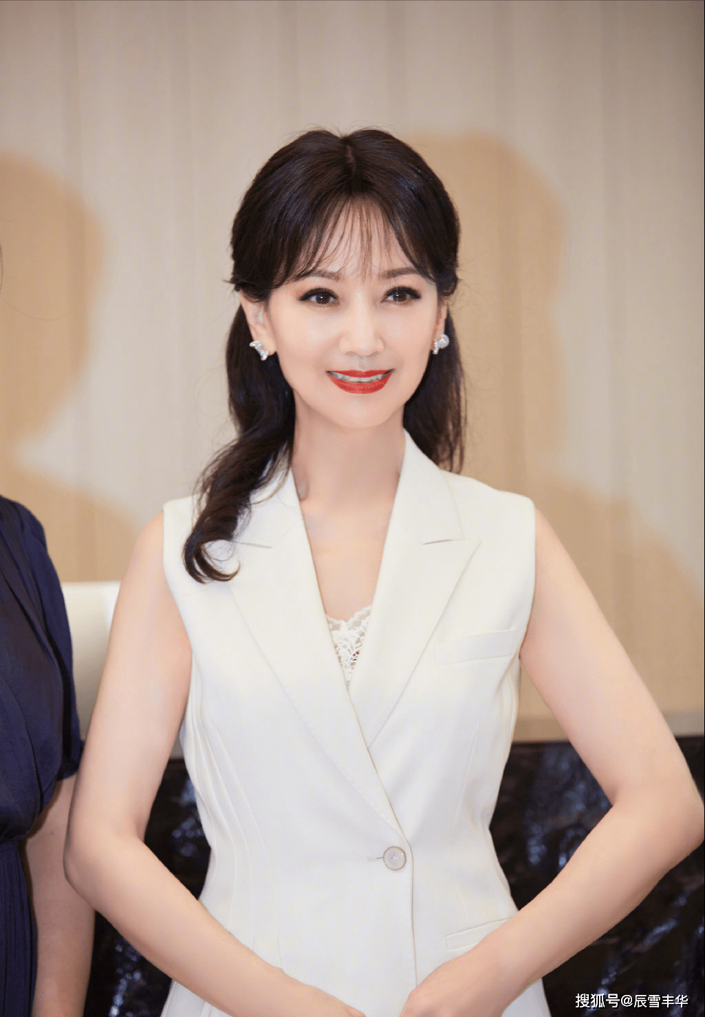 显得|赵雅芝穿出了“老年人”该有的样子,有品位的穿衣显年轻,太美了