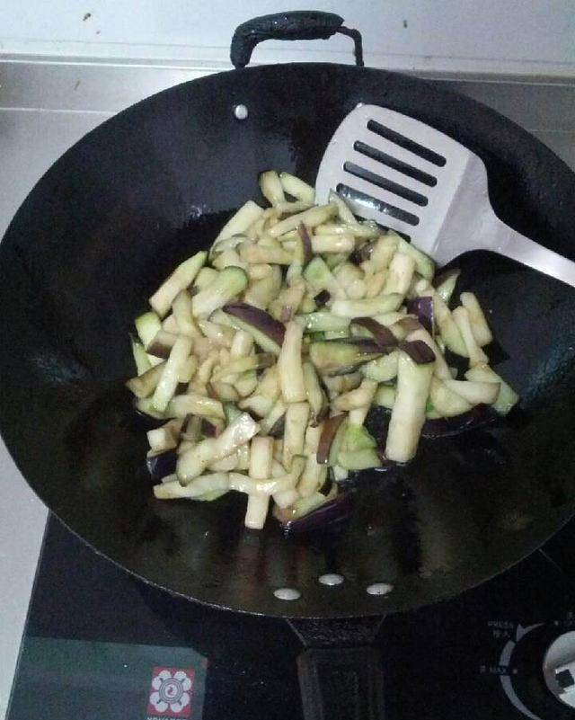 何大厨炒茄子做法 6b56cde98dfe4f499695cbf364d584c3.jpeg