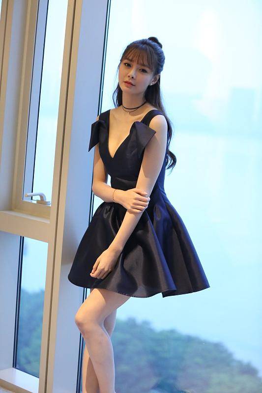 头发|沈梦辰改变风格走淑女风，身着雪纺小碎花长裙，头发微卷温柔知性